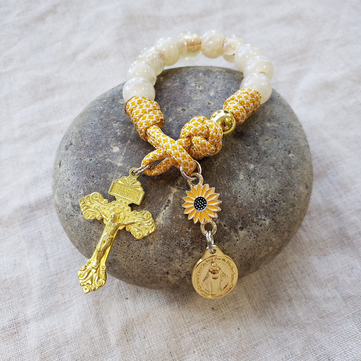 Daisy Devotion Pocket Rosary - Honoring Our Lady of Grace